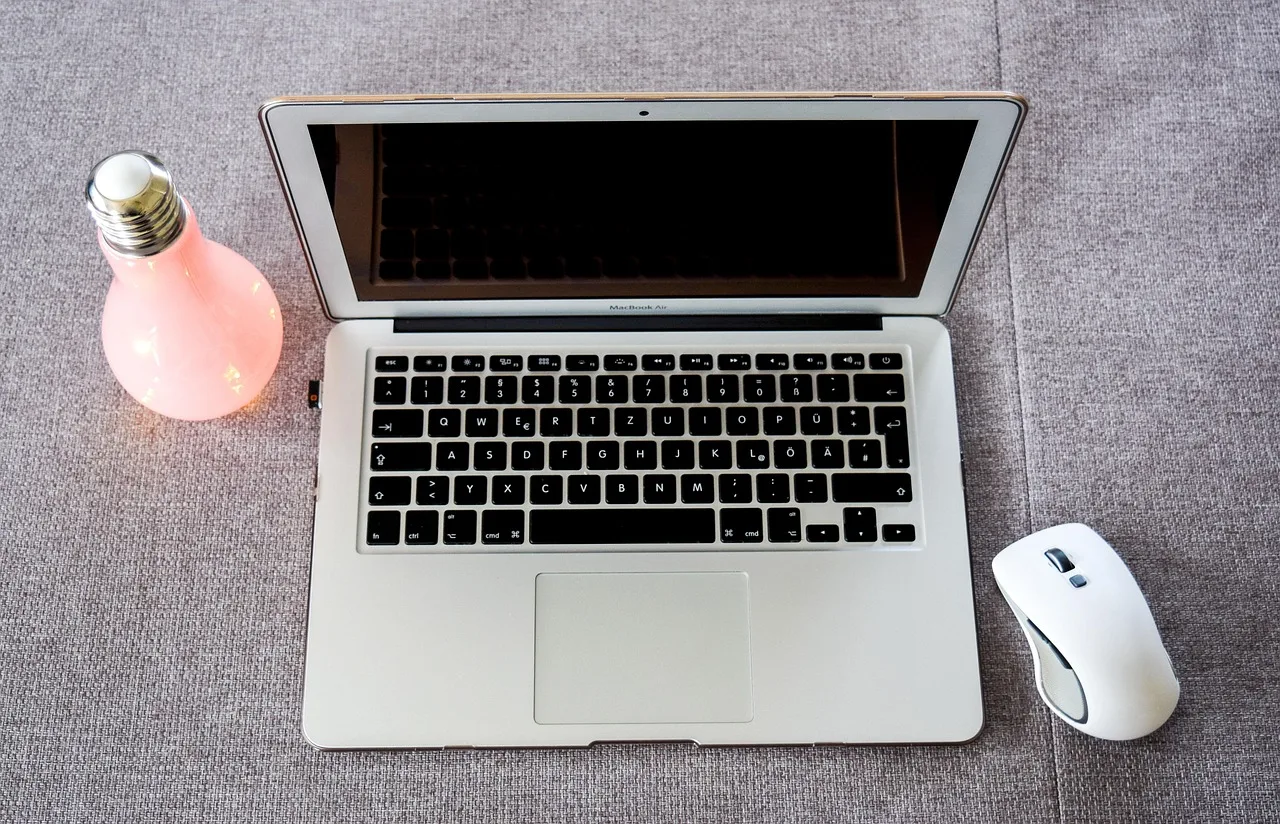 laptop, mouse, workplace, home office, apple, keys, mac, macbook, office, freelancer, work, desktop, webdesign, pc, computer, notebook, keyboard, screen, table, input, business, office work, idea, lamp, hipster